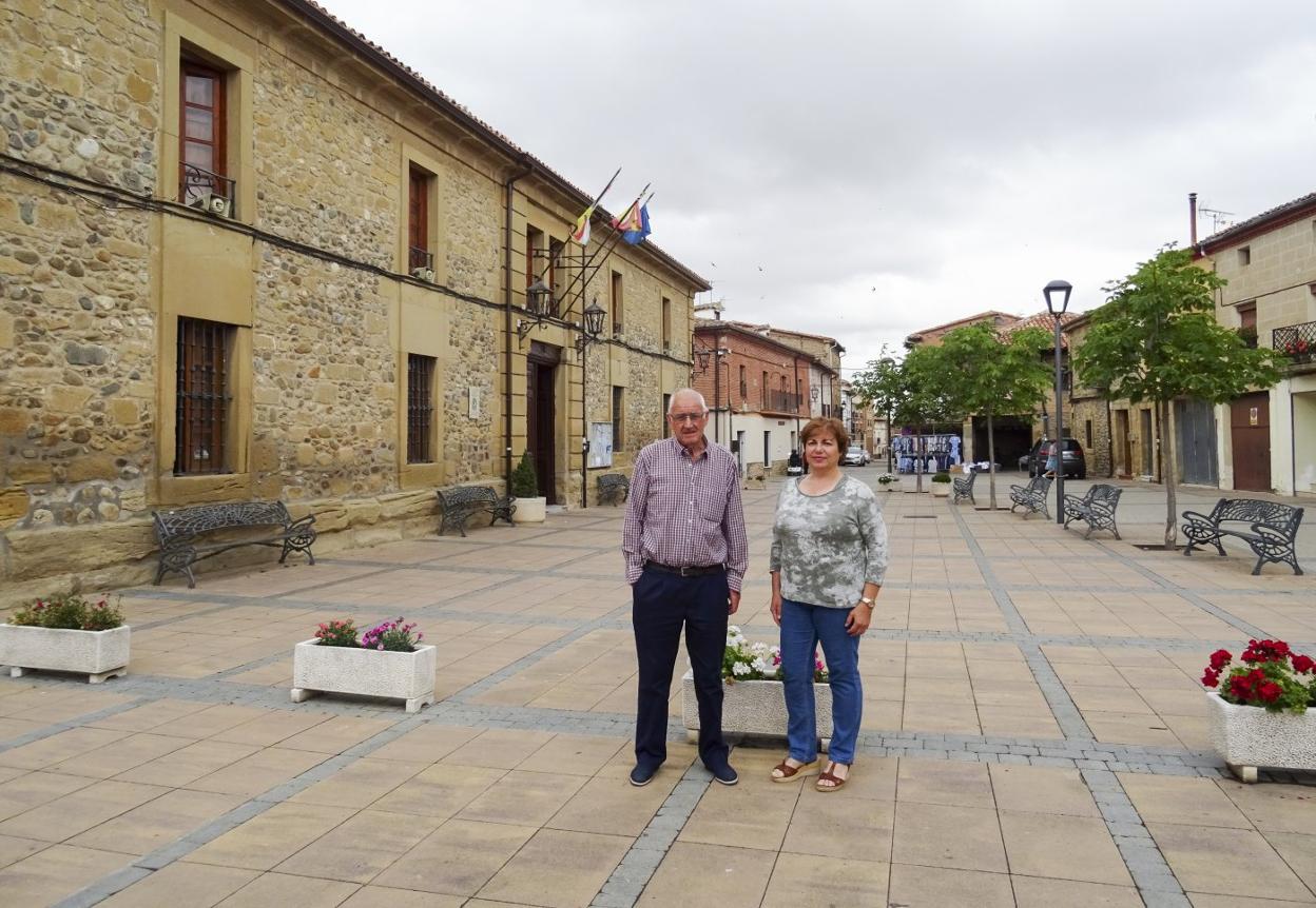 El alcalde, Antonio Ortiz de Landázuri, y Ana Esther Agriano, en Bañares.