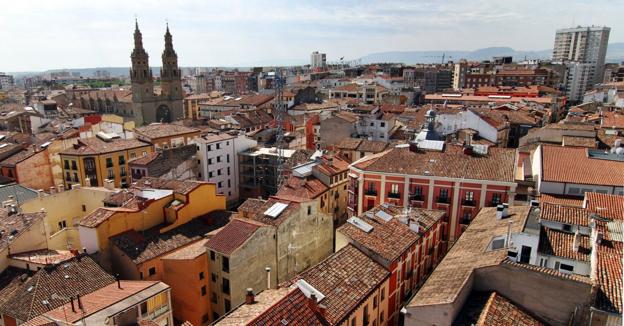 Vistas de la ciudad de Logroño desde la torre de la iglesia de Santiago Apóstol.