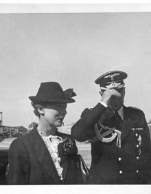 Imagen secundaria 2 - La hija del general Franco condecora una bandera de la aviación legionaria de Mussolini; Franco saluda a las tropas españolas y alemanas a su llegada al aeródromo de Agoncillo; y Llegada a la base aérea riojana de la legación alemana, encabezada por el embajador Eberhard von Stohrer.