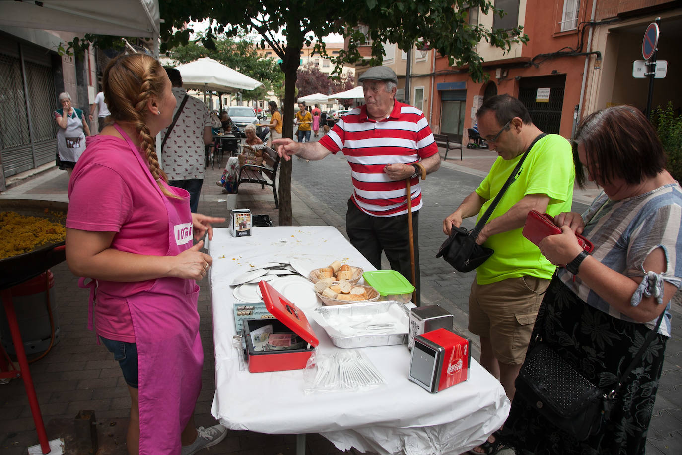 Reparto de paella, en las fiestas del barrio de El Carmen.