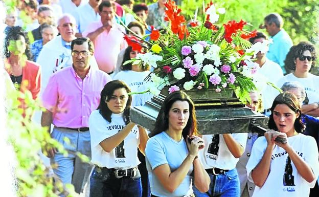 Procesión en honor de la Virgen de Villavieja que se realizó el 8 de septiembre de 1995 con el paso sin la talla, reivindicando su devolución tras el robo.