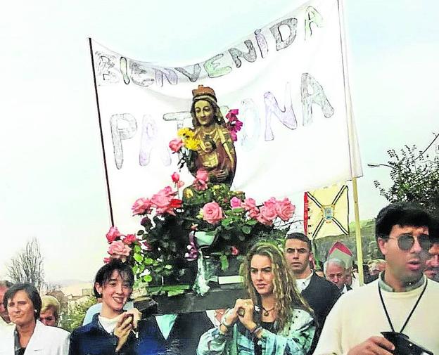 Procesión con la Virgen de Villavieja, ya recuperada, que condujo la talla desde la cooperativa hasta su ermita.