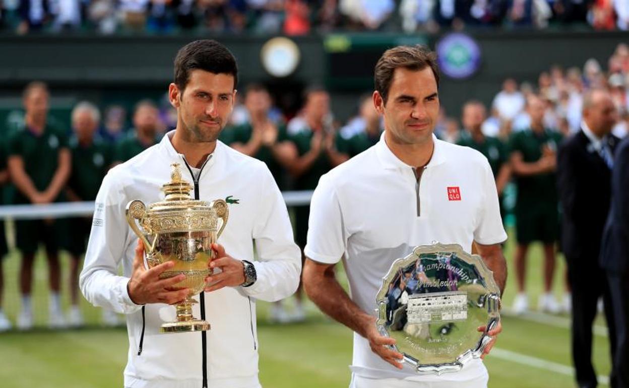 Djokovic y Federer, tras la final de Wimbledon. 