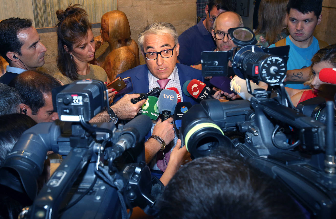 Fotos: Primera sesión del debate de investidura de Concha Andreu