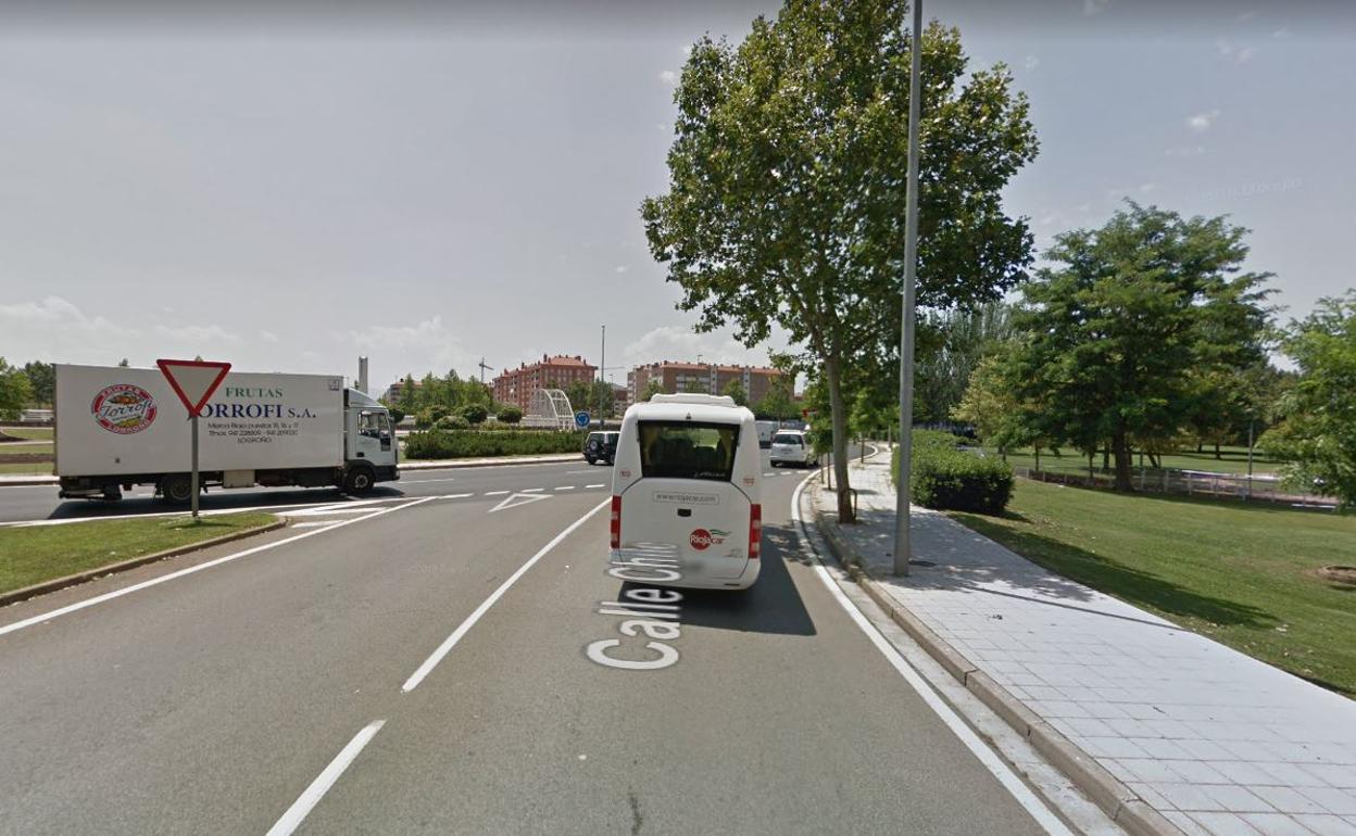 Un hombre de 50 años, herido tras la colisión entre un turismo y una moto en Logroño