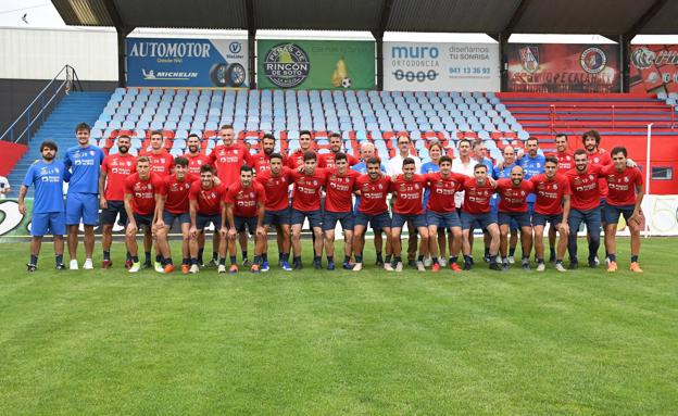 Jugadores y técnicos del Calahorra posan al inicio del primer entrenamiento de la temporada.