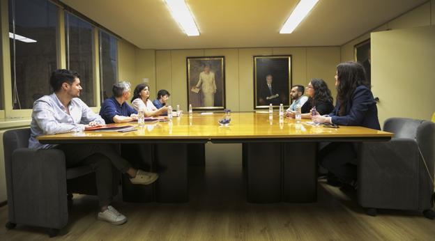 Imagen de la reunión mantenida anoche en una sala del Parlamento de La Rioja entre socialistas y representantes de Unidas Podemos, con Andreu y Romero a la cabeza.