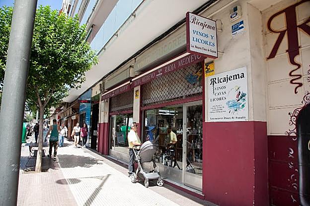 El establecimiento de venta de vinos y licores Ricajema, que cumple medio siglo. 