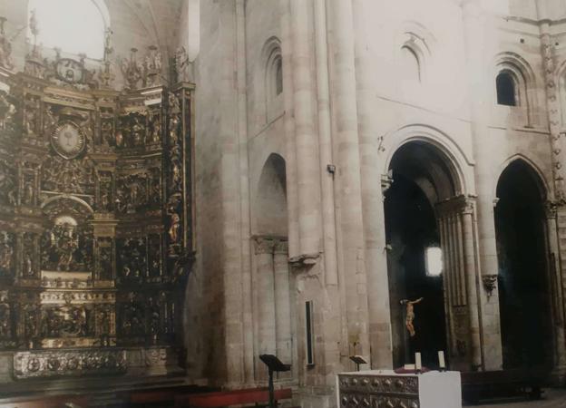 El retablo, ya en la capilla del Cristo, y a su derecha, la girola, aún sin restaurar. 