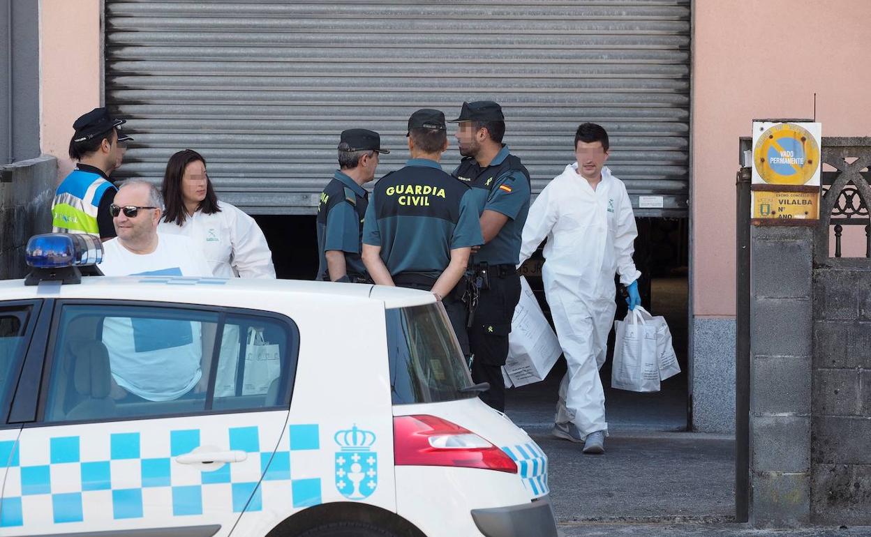 La Guardia Civil y la Policía Local custodian el garaje donde aparecieron los cuerpos de la pareja, en Vilalba (Lugo).