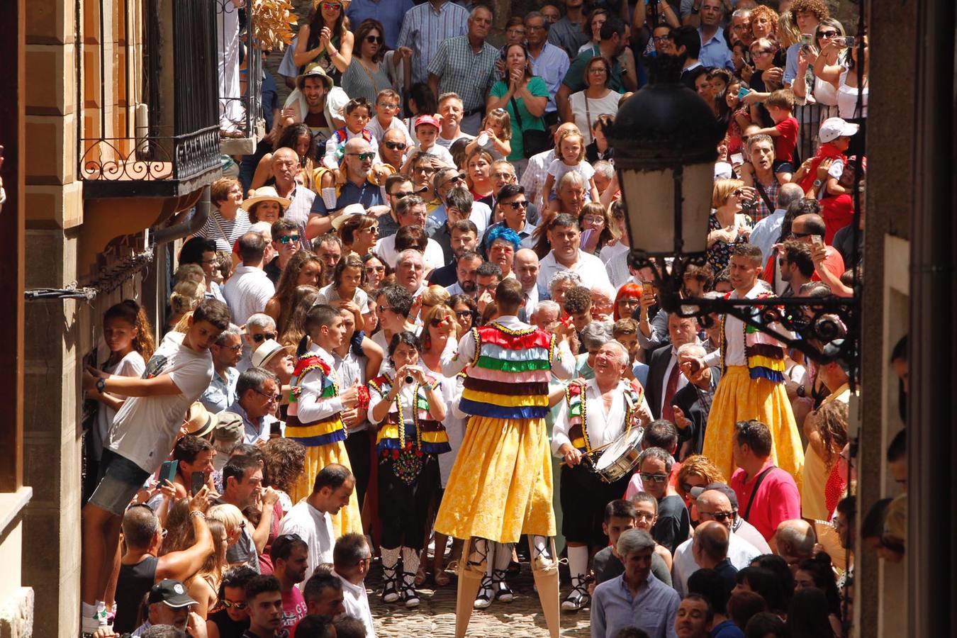 Fotos: Los danzadores de Anguiano descienden por la cuesta