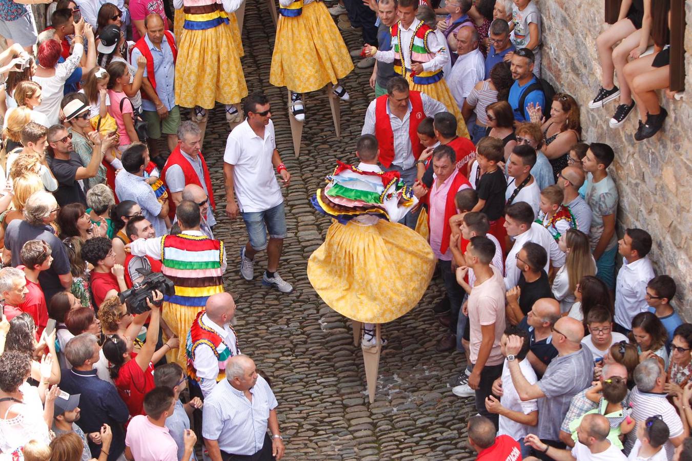 Fotos: Los danzadores de Anguiano descienden por la cuesta
