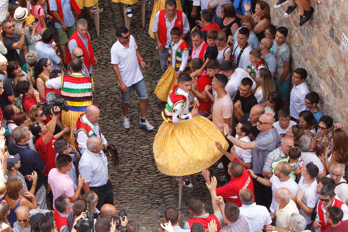Fotos: Los danzadores de Anguiano descienden por la cuesta
