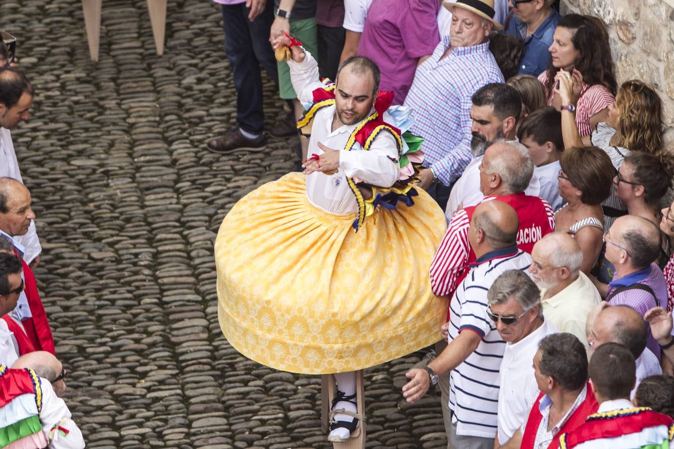Fotos: Los danzadores de Anguiano descienden por la cuesta