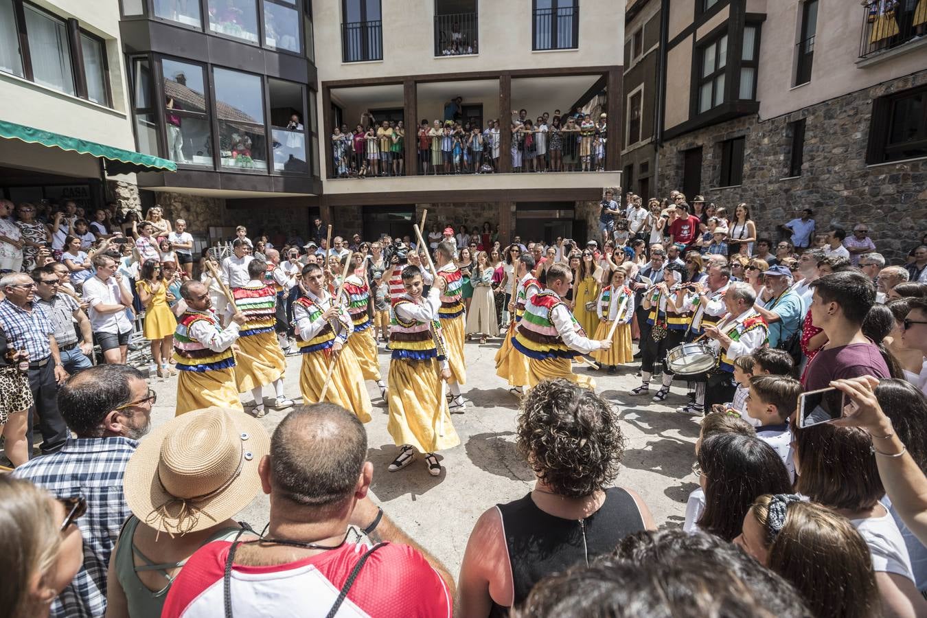 Fotos: Los danzadores de Anguiano descienden por la cuesta