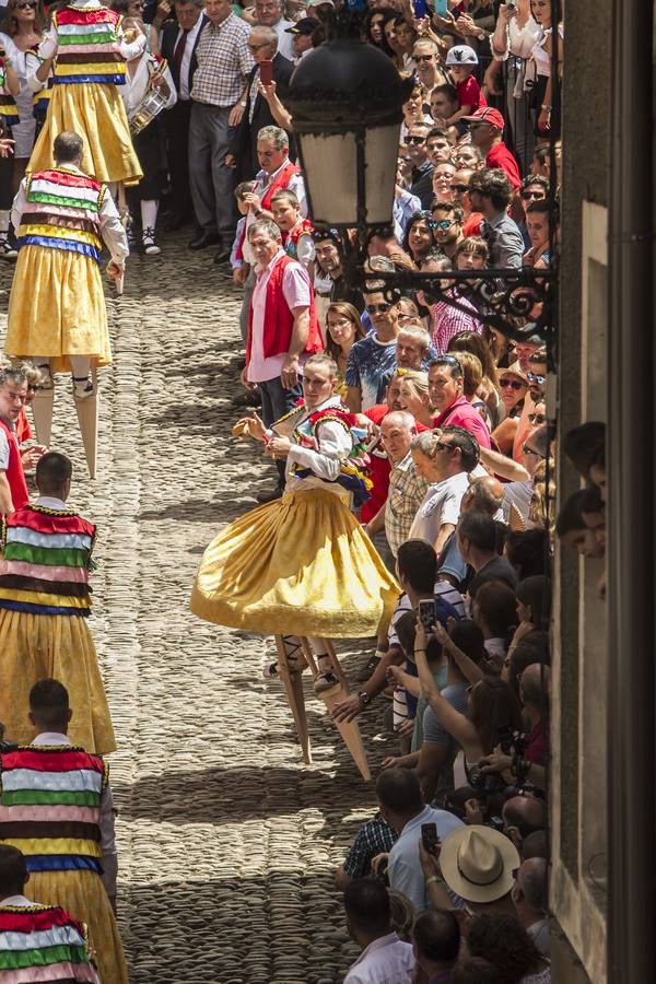 Fotos: Los danzadores de Anguiano descienden por la cuesta