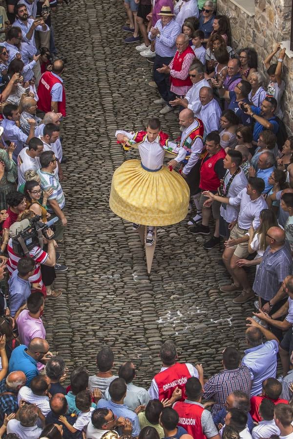 Fotos: Los danzadores de Anguiano descienden por la cuesta