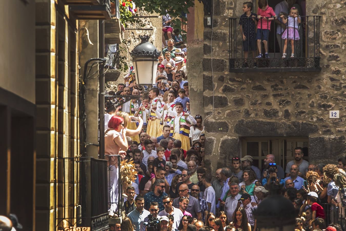 Fotos: Los danzadores de Anguiano descienden por la cuesta