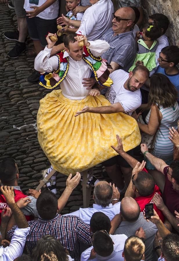 Fotos: Los danzadores de Anguiano descienden por la cuesta