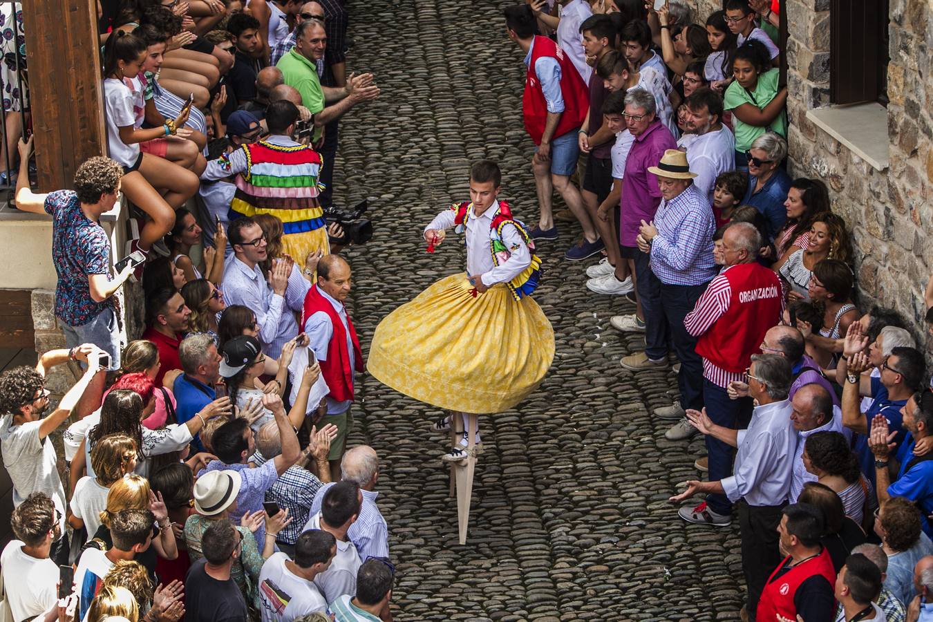 Fotos: Los danzadores de Anguiano descienden por la cuesta