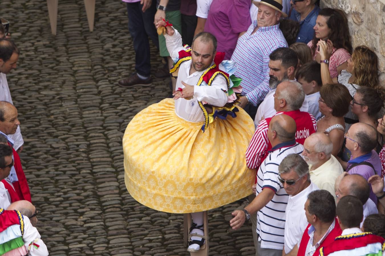 Fotos: Los danzadores de Anguiano descienden por la cuesta