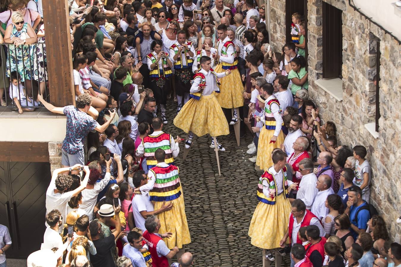 Fotos: Los danzadores de Anguiano descienden por la cuesta