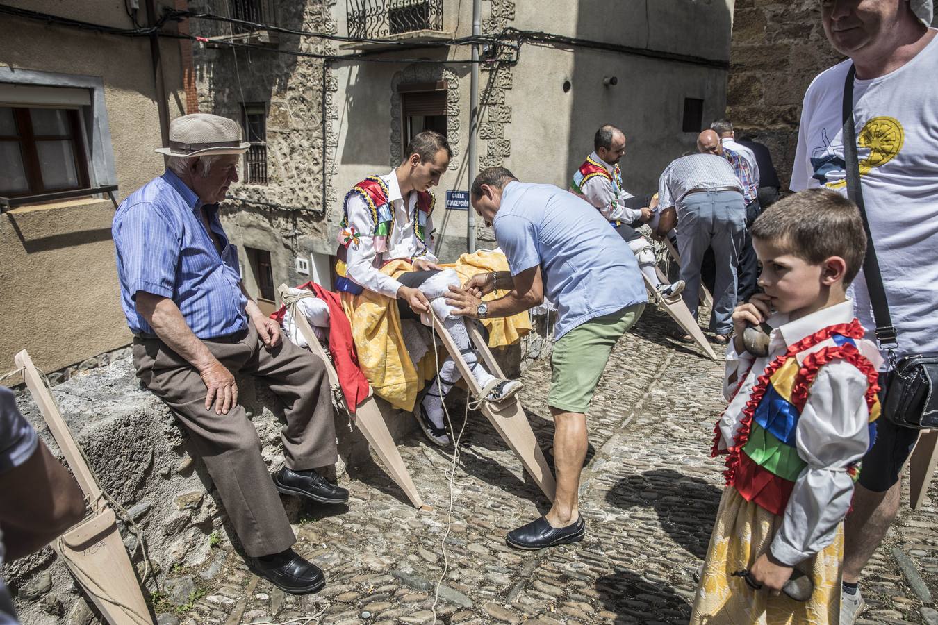 Fotos: Los danzadores de Anguiano descienden por la cuesta
