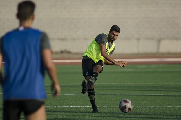 Txema Pan golpea el balón en su primer entrenamiento. 