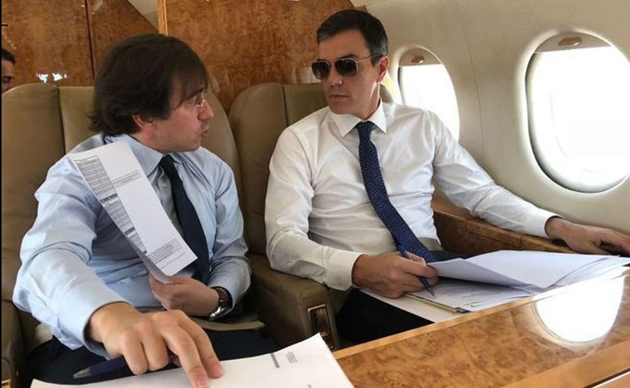 El presidente del Gobierno despacha en el avión oficial. 