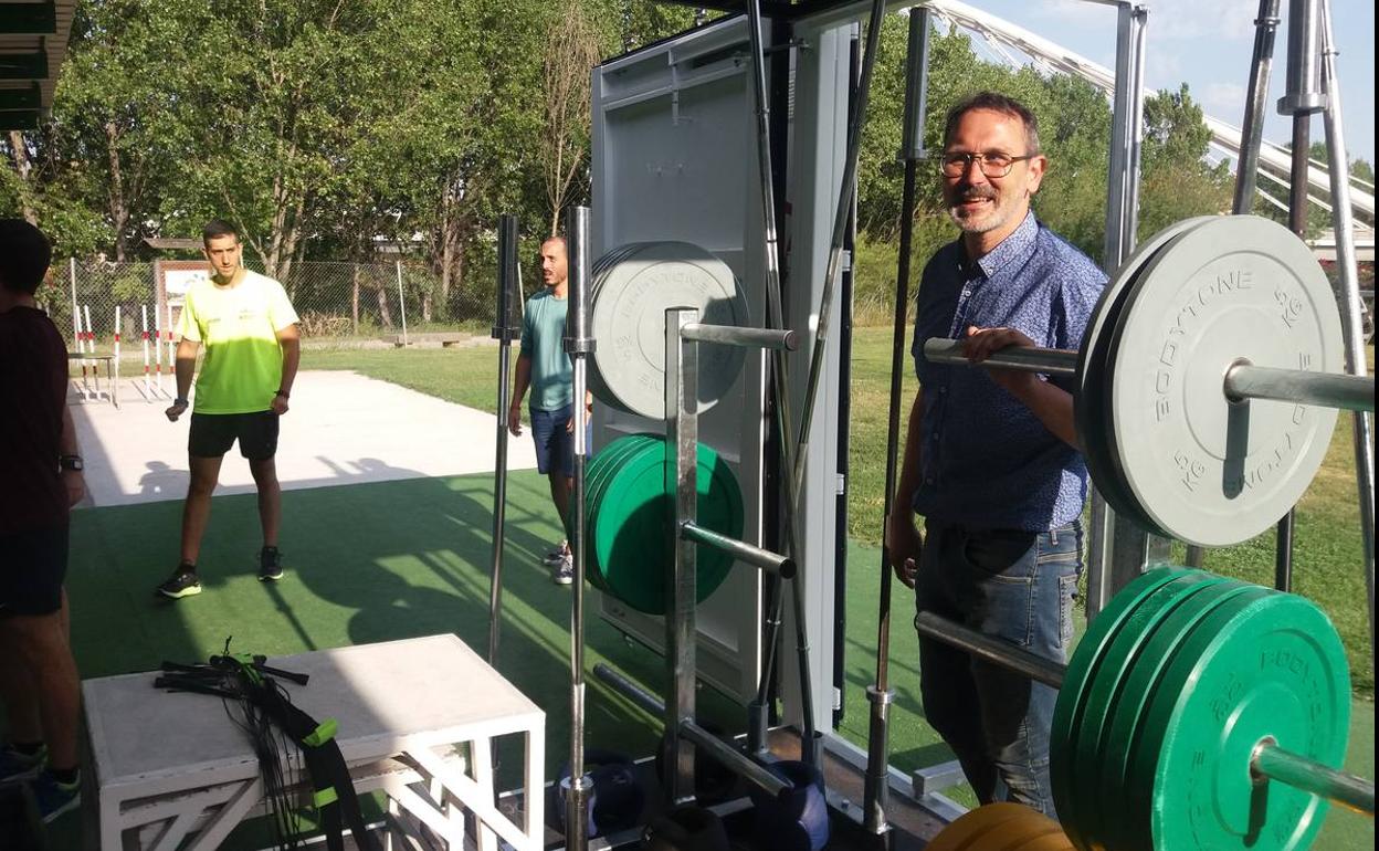 El concejal de Deportes, Rubén Antoñanas, en su visita a la instalación