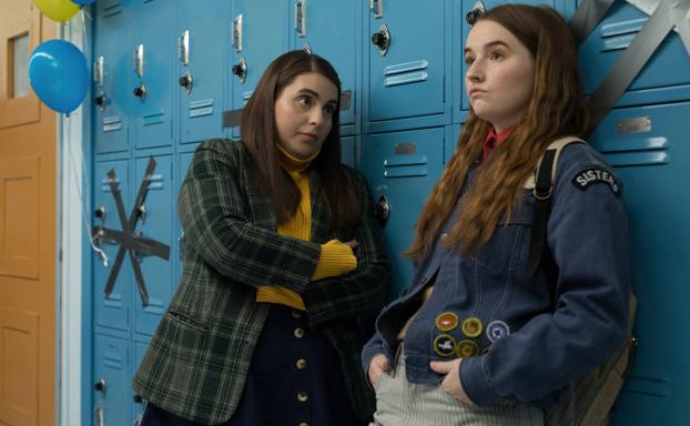 Beanie Feldstein y Kaitlyn Dever, en la víspera de su graduación.