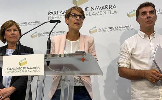 De izquierda a derecho, Uxue Barkos, María Chivite y Eduardo santos.