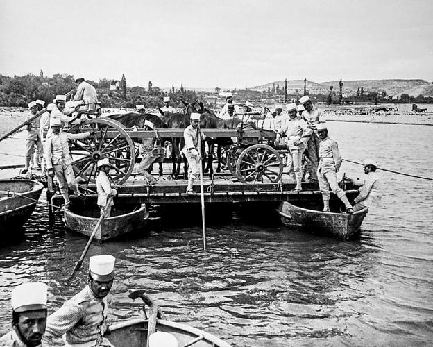 Pontoneros. Prácticas militares en las aguas del río Ebro.