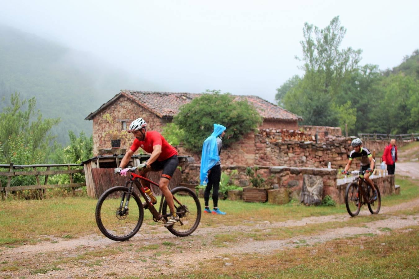 Fotos: Prueba: BTT Extreme de Ezcaray. El paso por Turza y Las Tres Aguas