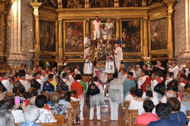 El acto principal de la jornada fue la subida de Santa Ana a su camarín en el retablo mayor de la parroquia. 