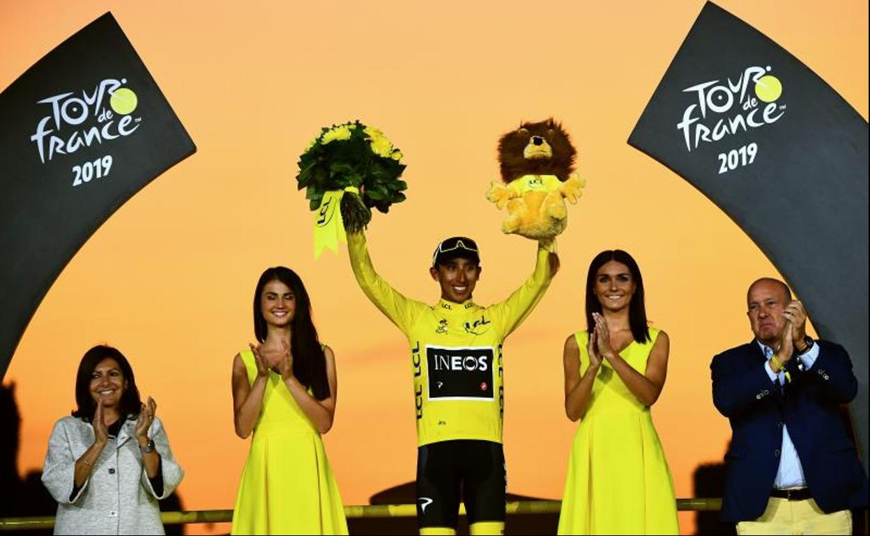 Egan Bernal con el maillot amarillo de campeón.