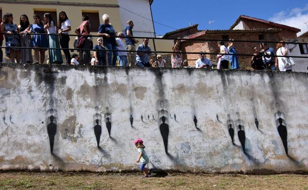 Pared poblada por las 'Ausencias' de Suso33. 