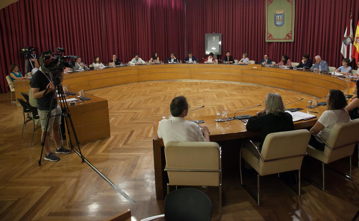 Lo que los 27 concejales del Ayuntamiento de Logroño dicen tener