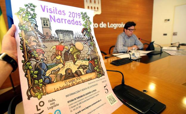 El cartel anunciador de las visitas, con el concejal Cruz-Dunne al fondo. 