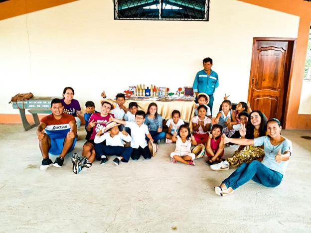 Carmen Martínez y sus hijos, Alberto y María, con los niños de Sucumbíos. 