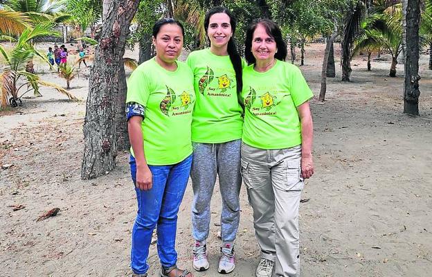 Carmen y María posan con Gladys, directora de La Casa de los Niños.