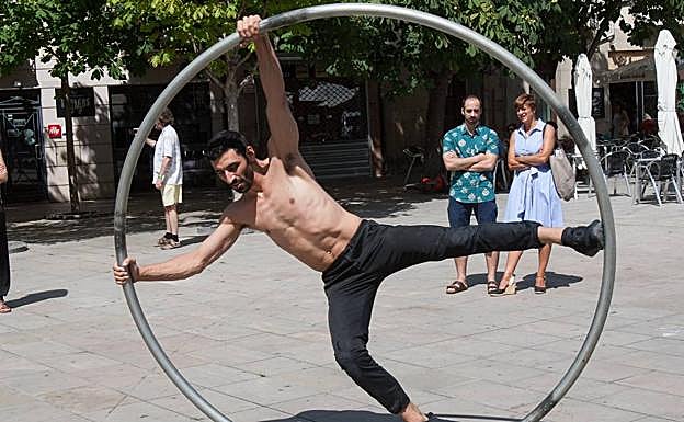 Samuel Retortillo, al fondo, observa un espectáculo del festival Danza de 2017.