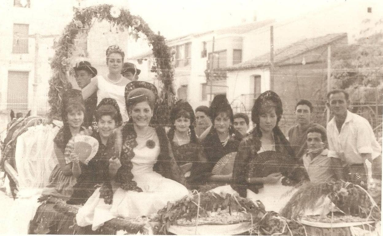 Imagen de una cuadrilla de amigas en fiestas de Rincón de Soto hace más de cincuenta años..