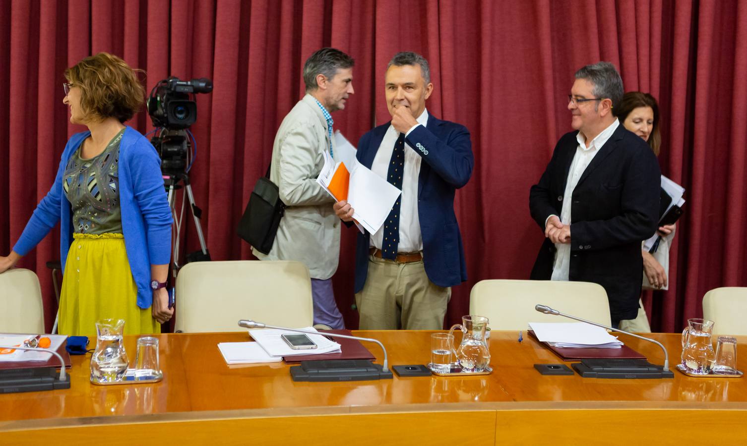 Fotos: Los gestos, los saludos las conversaciones en el Pleno del Ayuntamiento de Logroño