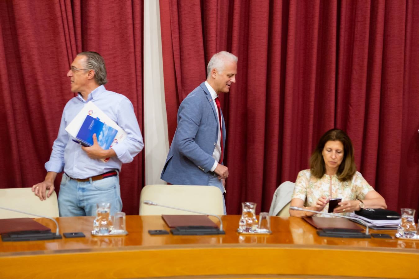 Fotos: Los gestos, los saludos las conversaciones en el Pleno del Ayuntamiento de Logroño