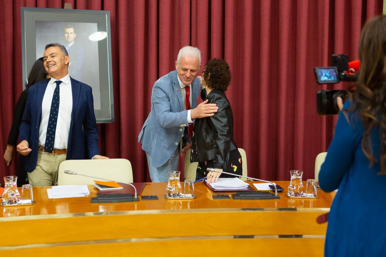 Fotos: Los gestos, los saludos las conversaciones en el Pleno del Ayuntamiento de Logroño