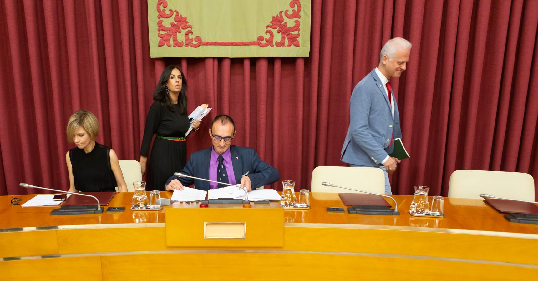 Fotos: Los gestos, los saludos las conversaciones en el Pleno del Ayuntamiento de Logroño