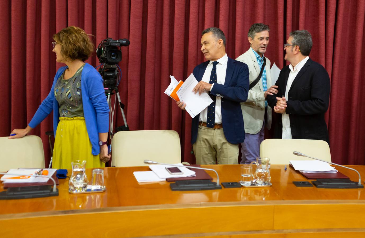 Fotos: Los gestos, los saludos las conversaciones en el Pleno del Ayuntamiento de Logroño