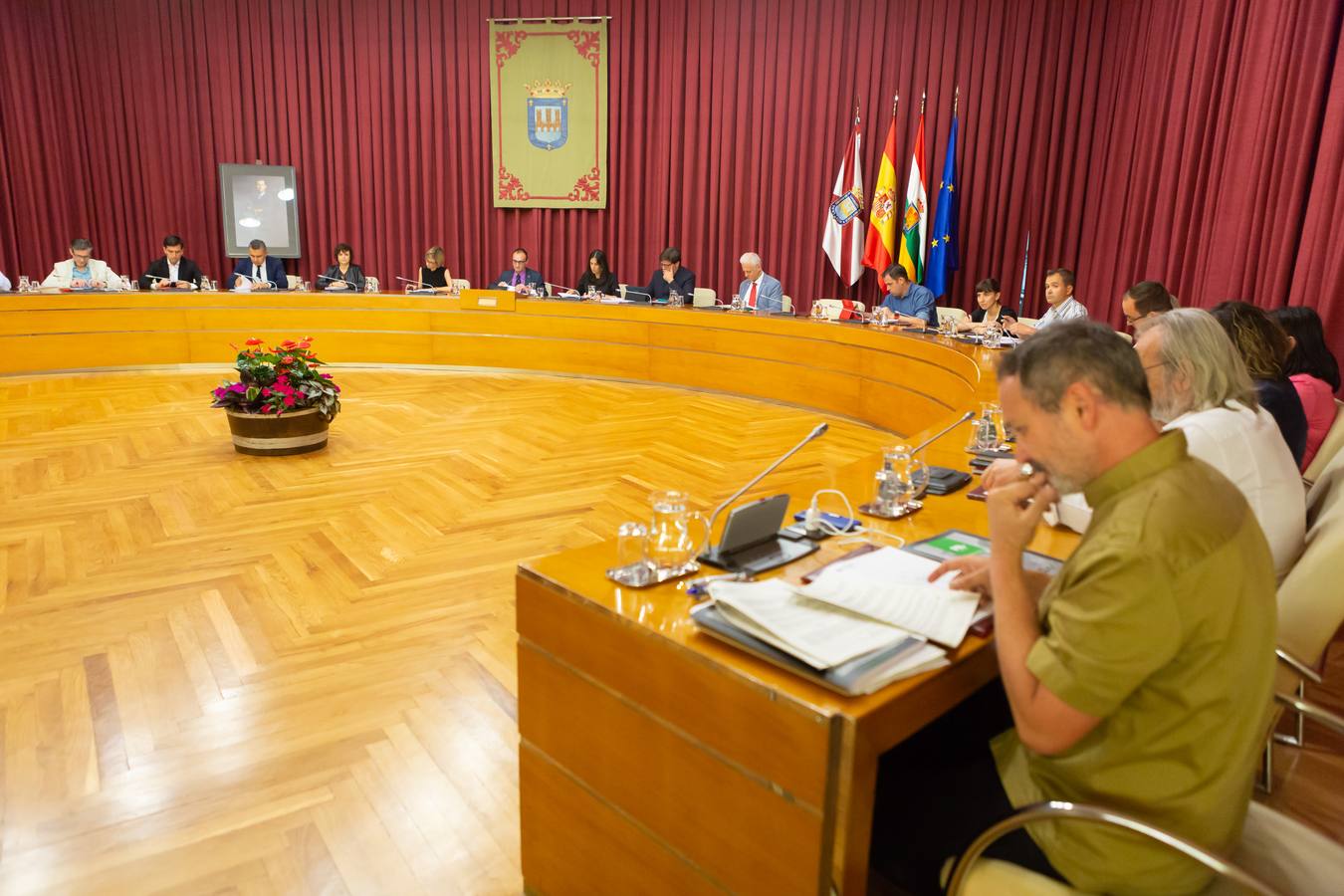 Fotos: Los gestos, los saludos las conversaciones en el Pleno del Ayuntamiento de Logroño