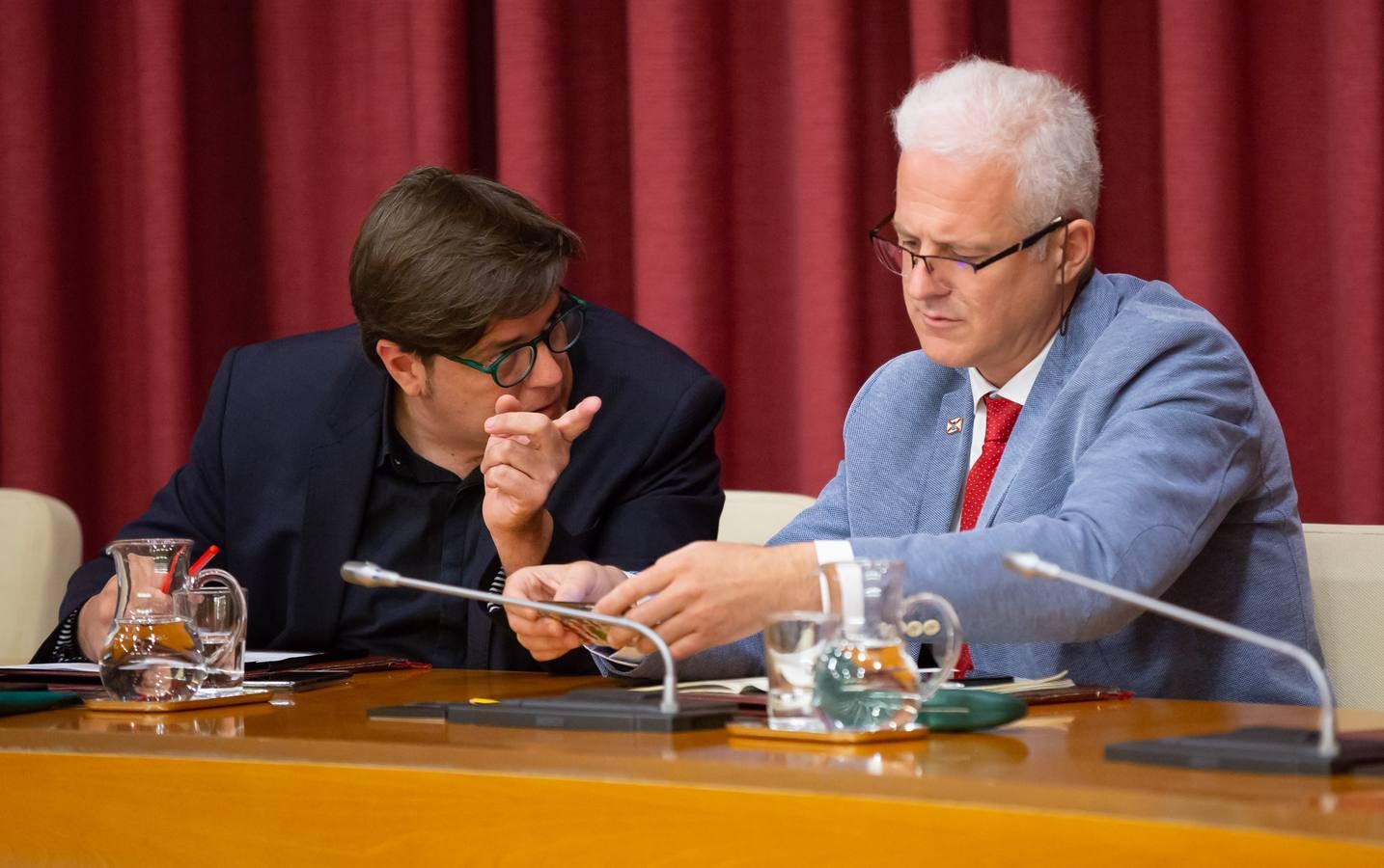 Fotos: Los gestos, los saludos las conversaciones en el Pleno del Ayuntamiento de Logroño